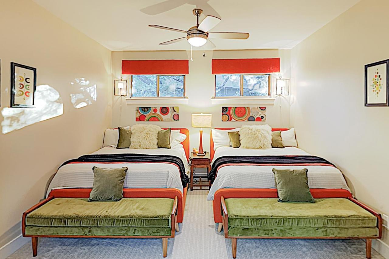 Giraffic Park Villa Austin Exterior photo
